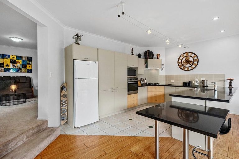 Photo of property in 5 Springwater Vale, Unsworth Heights, Auckland, 0632