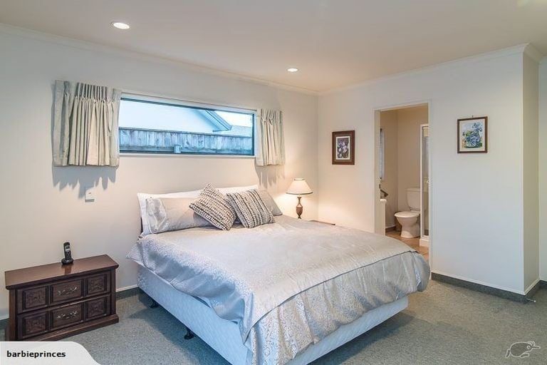 Photo of property in 135 Guildford Drive, Paraparaumu Beach, Paraparaumu, 5032