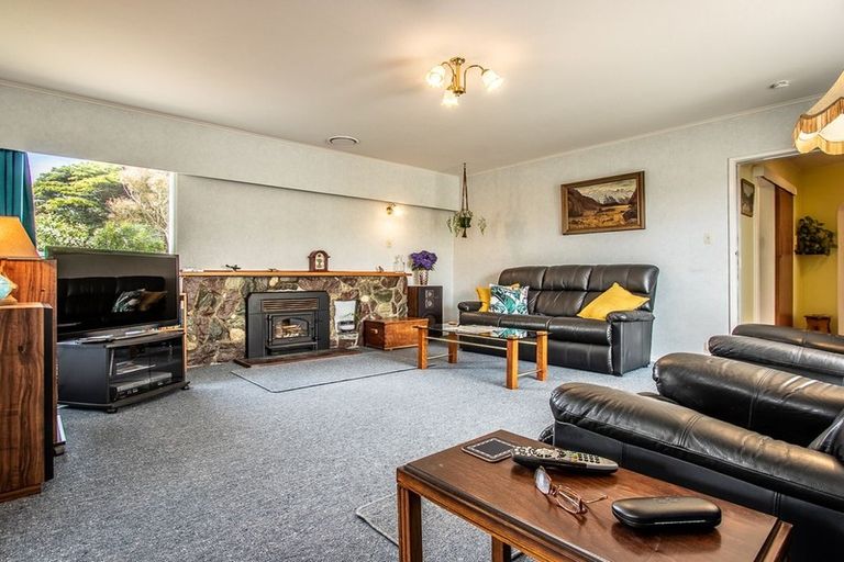 Photo of property in 14 Robert Street, Newlands, Wellington, 6037