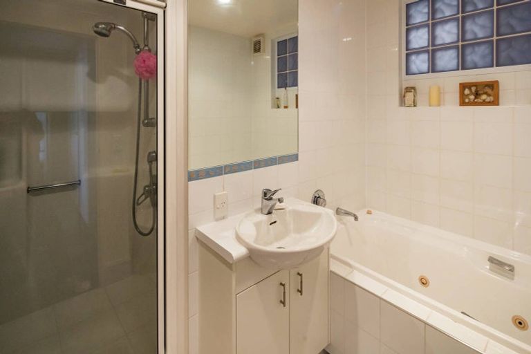 Photo of property in 18 Trevor Terrace, Paremata, Porirua, 5024