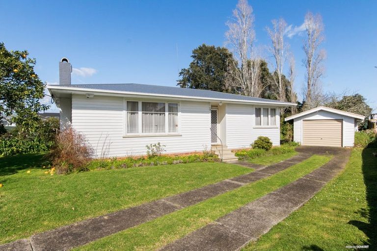 Photo of property in 37 Neil Avenue, Te Atatu Peninsula, Auckland, 0610