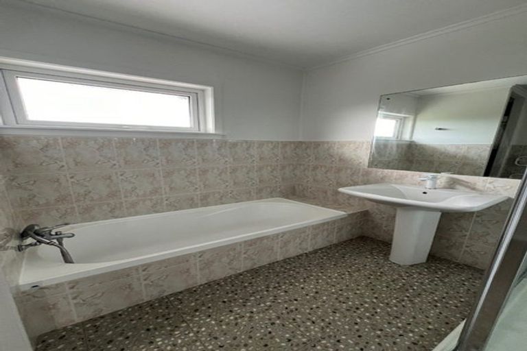 Photo of property in 1/56 Manuka Road, Glenfield, Auckland, 0629