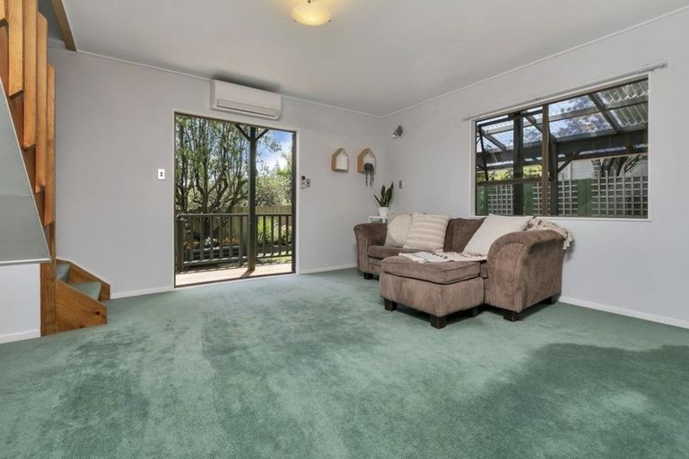 Photo of property in 2/15 Sunward Rise, Glenfield, Auckland, 0629