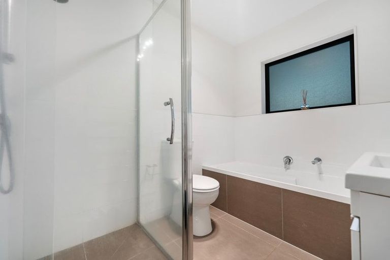 Photo of property in 2 Greville Road, Pinehill, Auckland, 0630