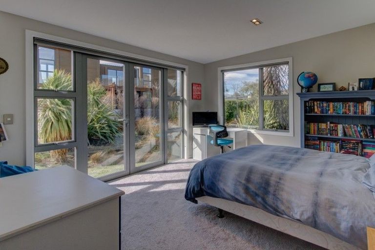 Photo of property in 2 Kahu Close, Wanaka, 9305