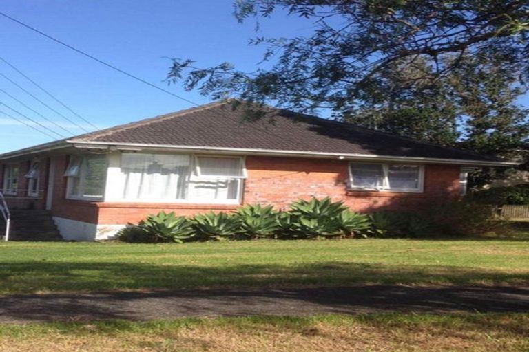 Photo of property in 32 Raleigh Road, Northcote, Auckland, 0627