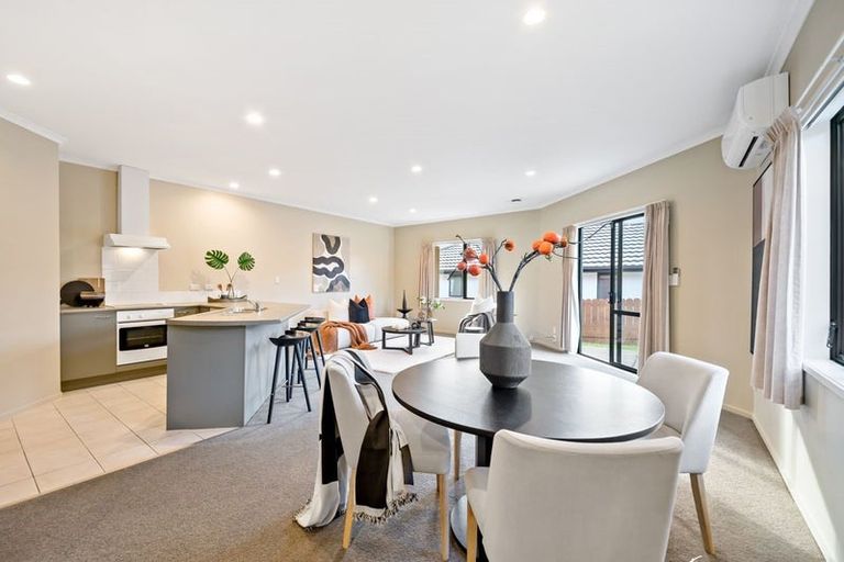 Photo of property in 11 Sunvista Avenue, Oteha, Auckland, 0632