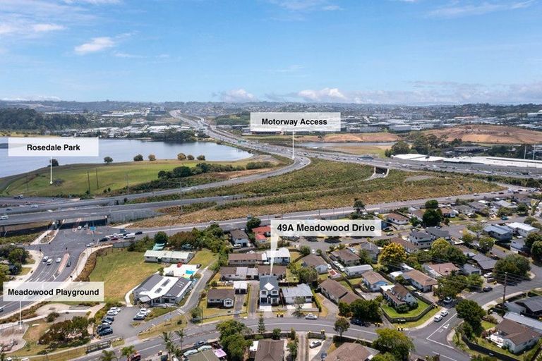 Photo of property in 49a Meadowood Drive, Unsworth Heights, Auckland, 0632