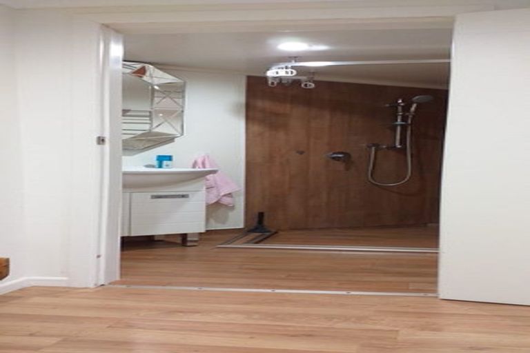 Photo of property in 2a Sunhaven Drive, Newlands, Wellington, 6037