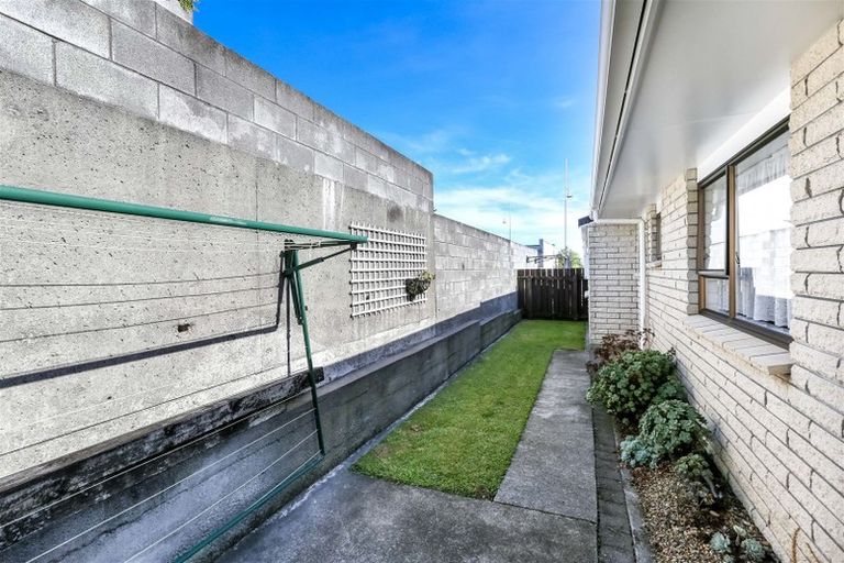 Photo of property in 2/481 Saint Aubyn, Moturoa, New Plymouth, 4310