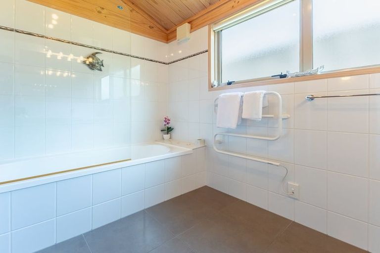 Photo of property in 27 Cascade Way, Paraparaumu, 5032