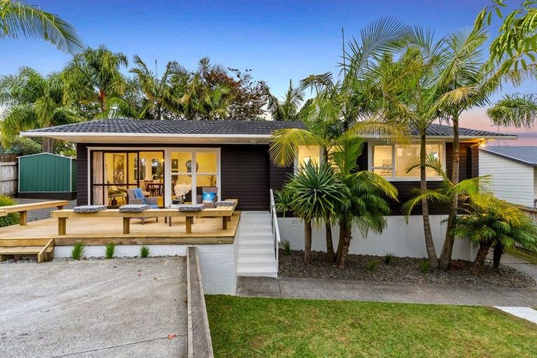 Photo of property in 21 Lantana Road, Green Bay, Auckland, 0604