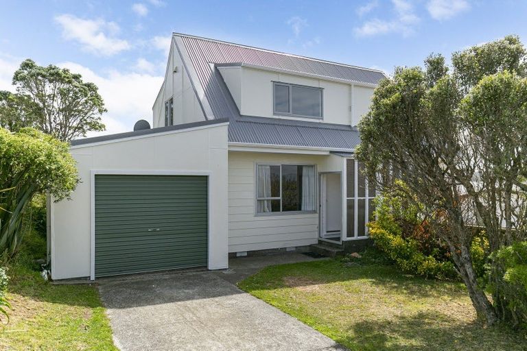 Photo of property in 5a Sunhaven Drive, Newlands, Wellington, 6037