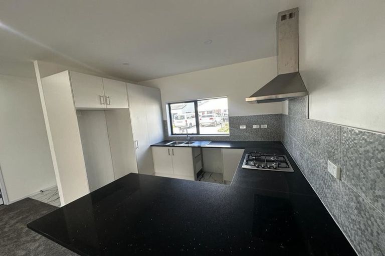 Photo of property in 6 Nagra Lane, Papakura, 2110