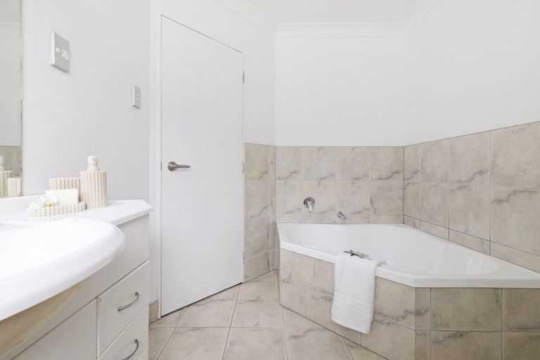 Photo of property in 36 Max Short Drive, Pukekohe, 2120