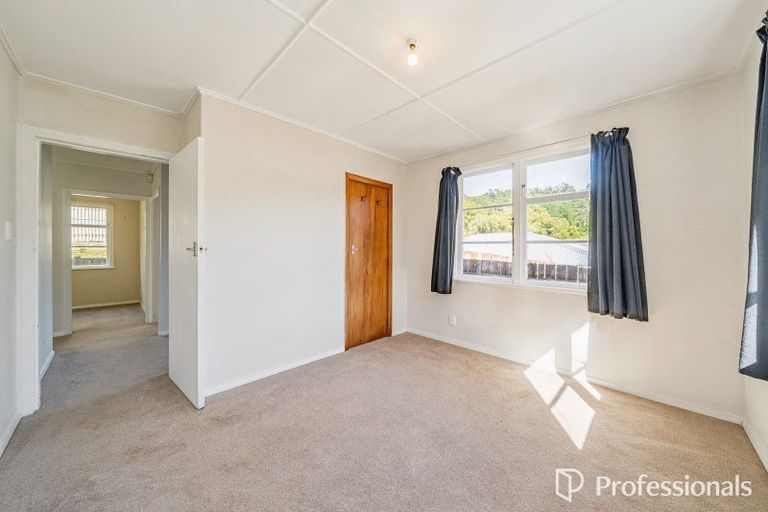 Photo of property in 5 Delaney Drive, Stokes Valley, Lower Hutt, 5019