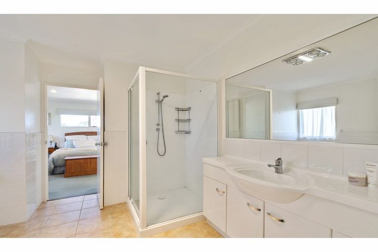 Photo of property in 37 Roys Road, Weymouth, Auckland, 2103