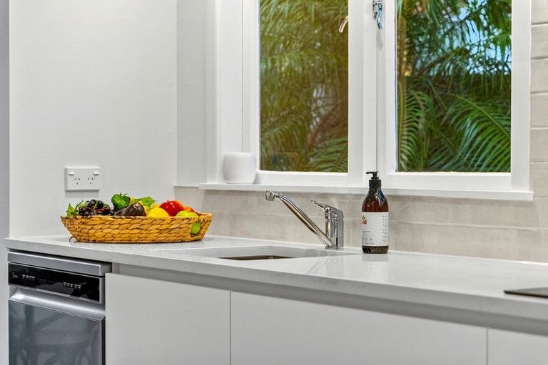 Photo of property in 21 Lantana Road, Green Bay, Auckland, 0604