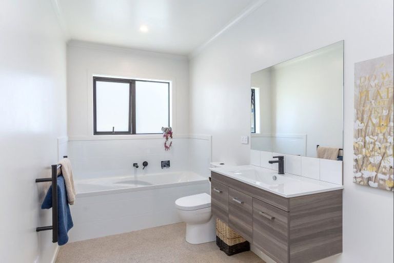 Photo of property in 4 Devon Lane, Carterton, 5713