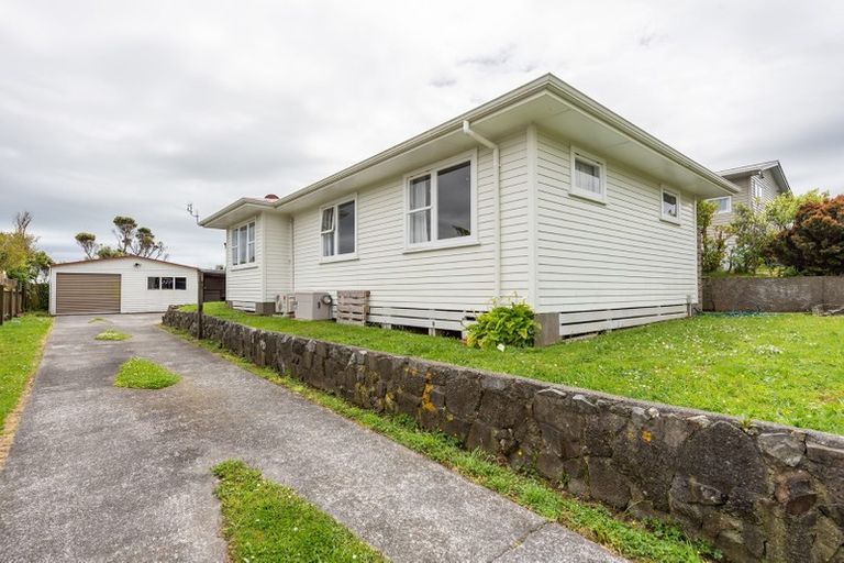 Photo of property in 26 Link Road, Newlands, Wellington, 6037