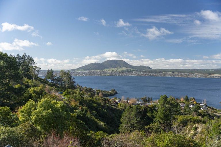 Photo of property in 423 Gillespie Place, Acacia Bay, Taupo, 3385