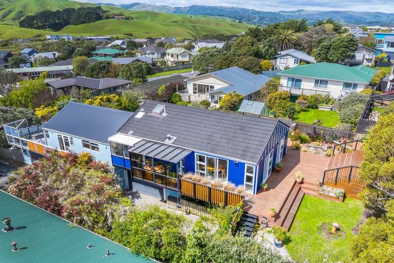 Photo of property in 2/11 Mervyn Place, Plimmerton, Porirua, 5026