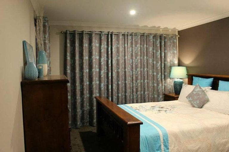 Photo of property in 11 Madeira Close, Whitby, Porirua, 5024