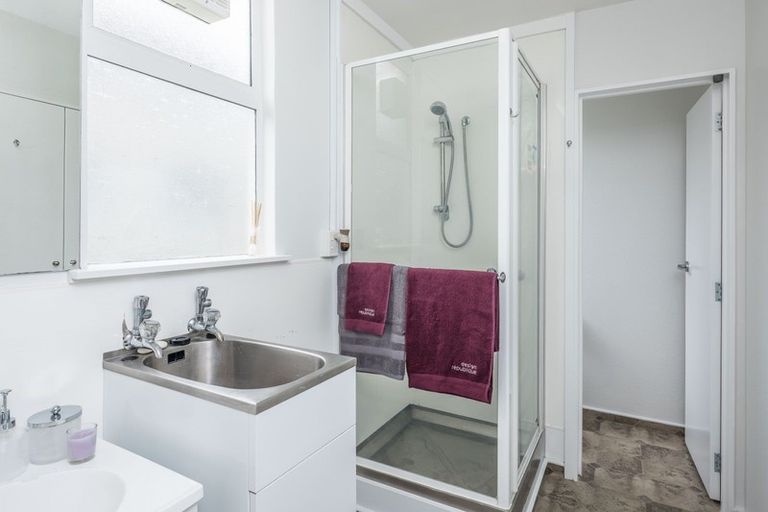 Photo of property in 127u1 Queens Drive, Lyall Bay, Wellington, 6022