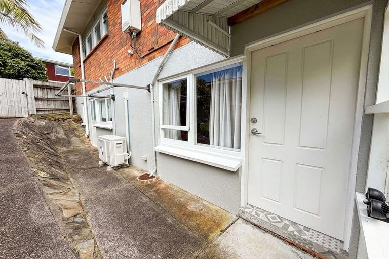 Photo of property in 23 Chivalry Road, Glenfield, Auckland, 0629