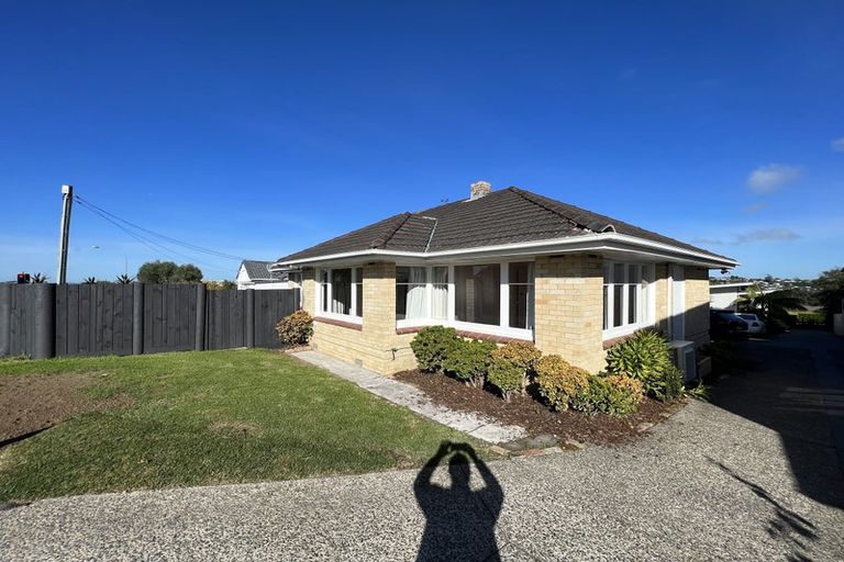 Photo of property in 8 Glenfield Road, Birkenhead, Auckland, 0626