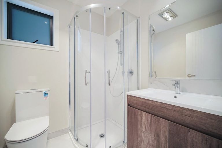 Photo of property in 8 Don Oliver Lane, Glen Eden, 0602