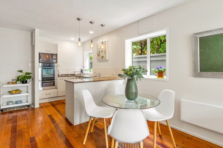 Photo of property in 22 Tiri Road, Milford, Auckland, 0620