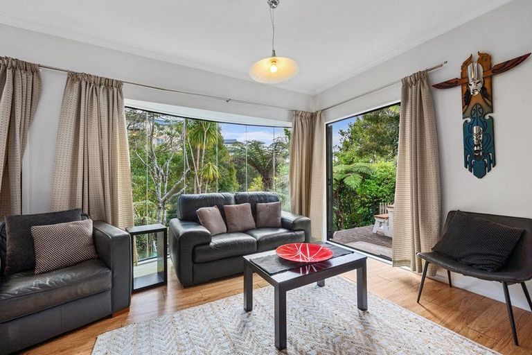Photo of property in 5 Springwater Vale, Unsworth Heights, Auckland, 0632