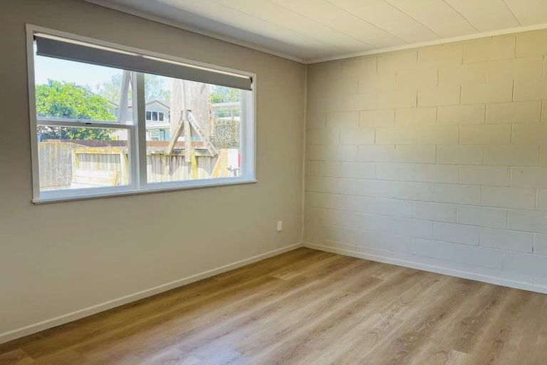 Photo of property in 8 Ranui Station Road, Ranui, Auckland, 0612