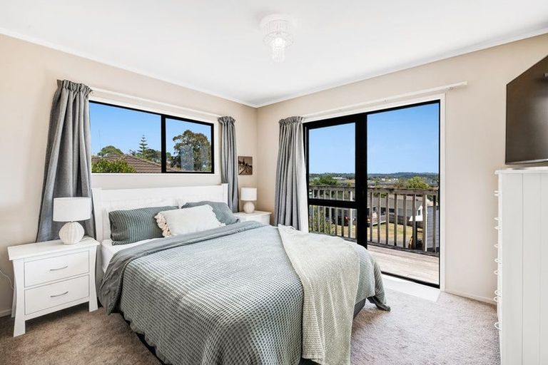 Photo of property in 2/10 Sevilla Place, Unsworth Heights, Auckland, 0632