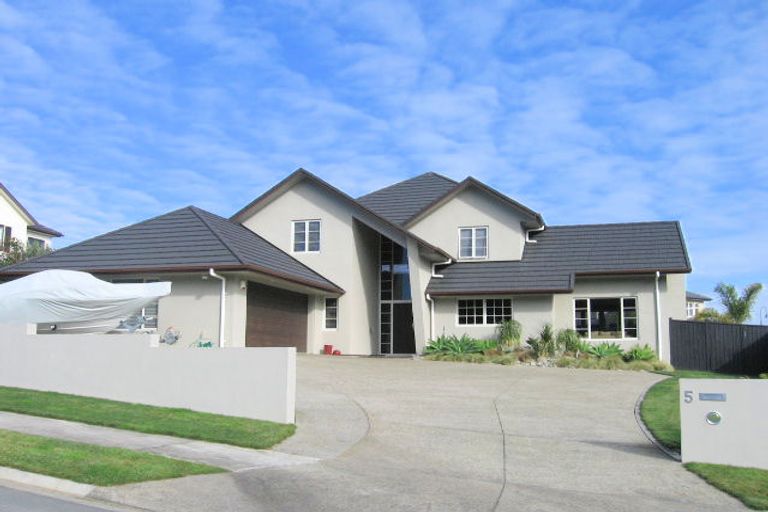 Photo of property in 5 Penwood Close, East Tamaki Heights, Auckland, 2016