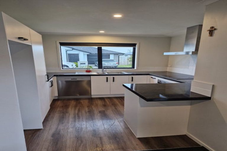 Photo of property in 11 Navy Lane, Papamoa, 3118