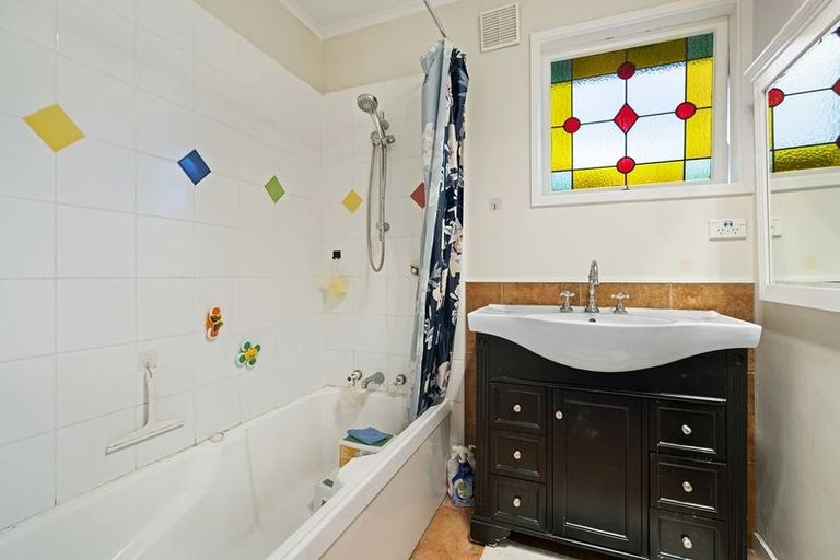 Photo of property in 2a Waller Avenue, Bucklands Beach, Auckland, 2012