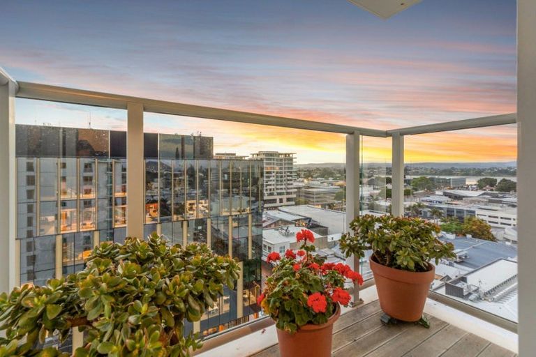 Photo of property in 72 Devonport Road, Tauranga, 3110
