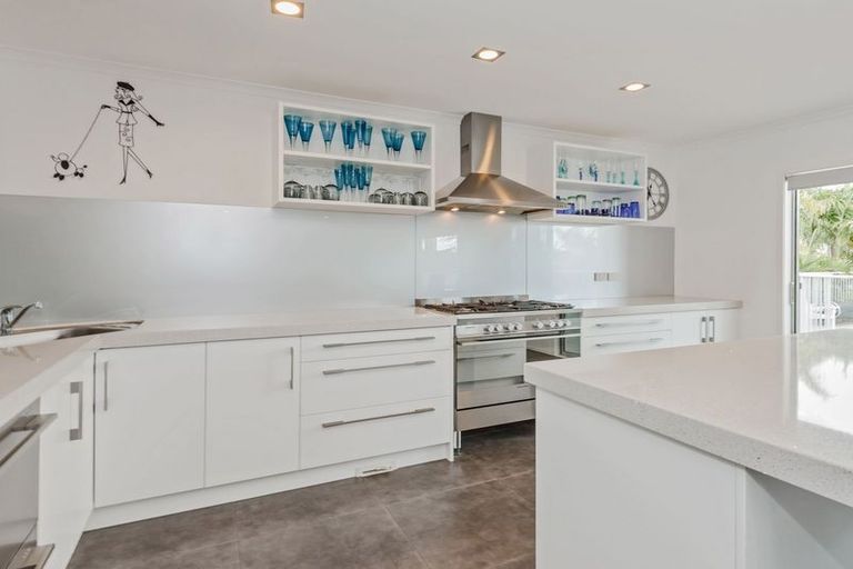 Photo of property in 9 Fairbairn Place, East Tamaki Heights, Auckland, 2016