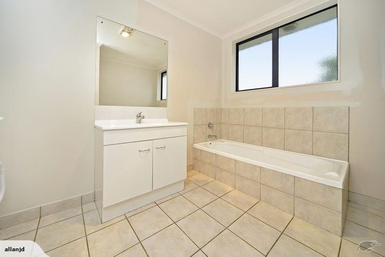 Photo of property in 8 Scotts Field Drive, Takanini, 2112