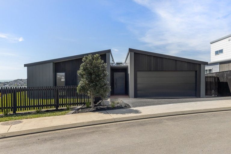 Photo of property in 6 Okupe Grove, Aotea, Porirua, 5024