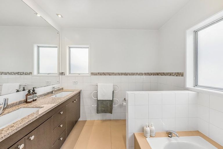 Photo of property in 16 Prestige Place, Castor Bay, Auckland, 0620