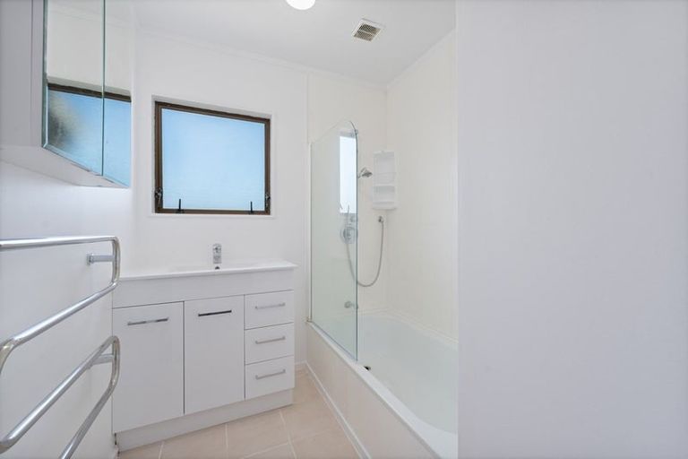 Photo of property in 2/6 Orton Street, Glenfield, Auckland, 0627