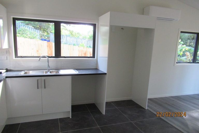 Photo of property in 5 Fernhaven Place, Massey, Auckland, 0614