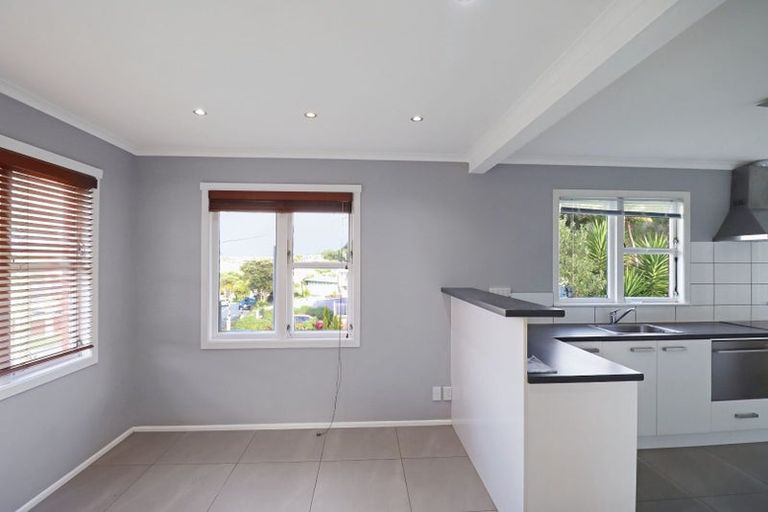 Photo of property in 33 Victory Crescent, Tawa, Wellington, 5028