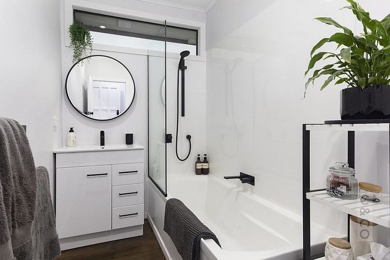 Photo of property in 16 Great North Road, Riverhead, 0820