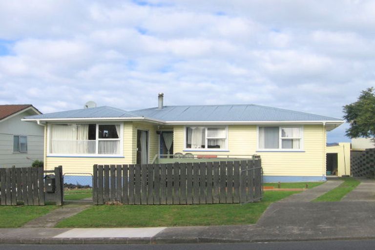 Photo of property in 37 Helena Street, Massey, Auckland, 0614