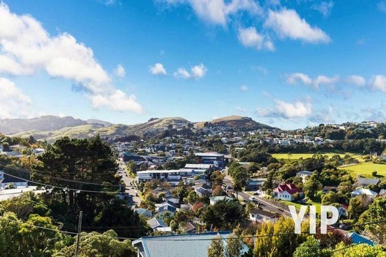 Photo of property in 9 Alwyn Place, Newlands, Wellington, 6037