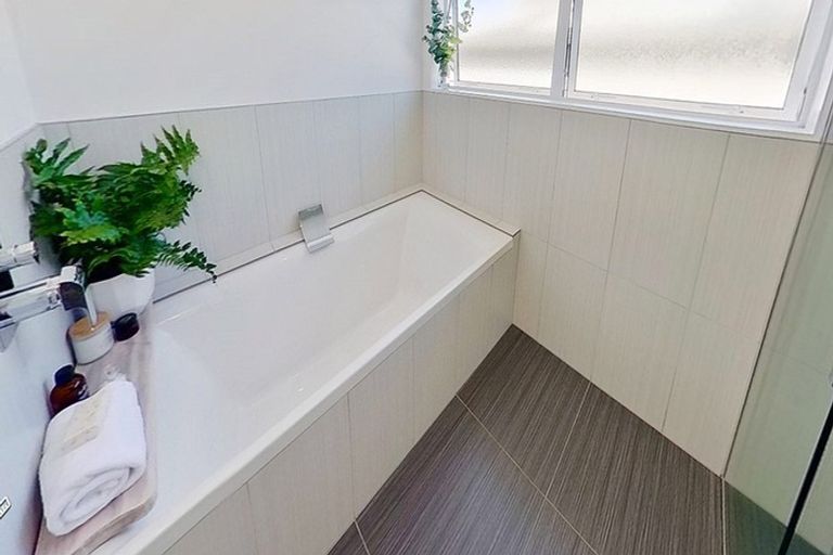 Photo of property in 1 Rapaki Place, Te Atatu Peninsula, Auckland, 0610